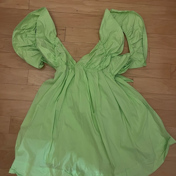 Dresses & Skirts - Vibrant Green Dress with Puff Sleeves